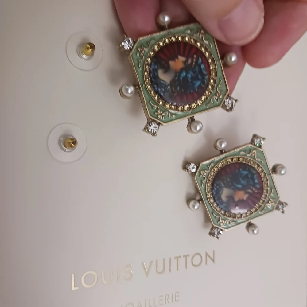 Kenneth JAY LANE Vintage-Inspired Gold and Green Earrings - Picture 9 of 9